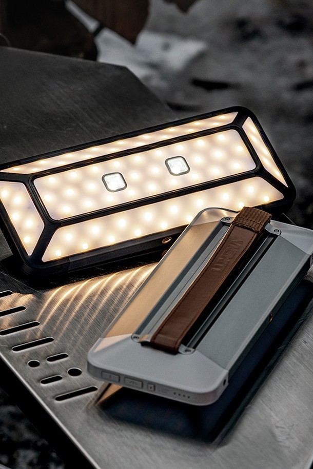 [루메나] LED 캠핑랜턴 5.1CH PRO 2는 캠핑 및 아웃도어 활동, 실내외 조명에 적합한 다기능 LED 랜턴입니다. 알루미늄 소재로 제작되었으며, Metallic Beige와 Metallic Black 두 가지 색상으로 제공됩니다. 5면 발광, 3단계 색온도 조절, 4단계 밝기 조절, SOS 모드, 집중광/확산광, 터보 모드 및 IP54 방수/방진 기능을 지원합니다. 20,100mAh 배터리를 내장하여 최대 7~110시간 사용 가능하며, Type-C 입출력을 지원합니다. 구성품으로는 본체, 전용 파우치, 전용 스트랩, S-비너, C to C 케이블, 30W 어댑터, 사용 설명서가 포함되어 있습니다.
