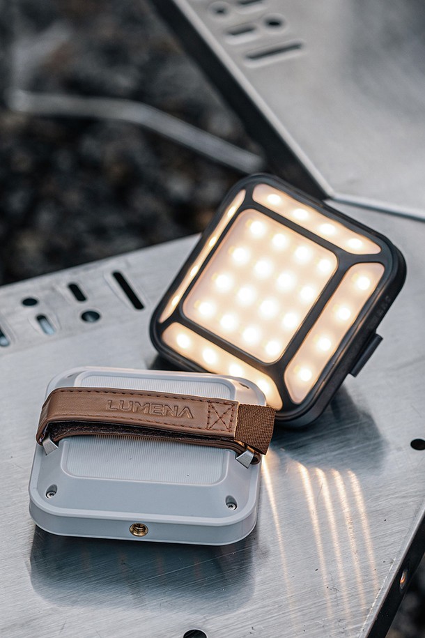 [루메나] LED 캠핑랜턴 5.1CH MINI는 캠핑 및 아웃도어 활동에 적합한 LED 랜턴입니다. 클래식 베이지와 차콜 블랙 두 가지 색상으로 제공되며 알루미늄 소재로 제작되어 내구성이 뛰어납니다. IP67 등급의 방수/방진 기능을 갖춰 험한 환경에서도 안심하고 사용할 수 있으며, 5면 발광으로 넓은 범위를 밝힙니다. 3000K, 4500K, 6500K의 색온도 조절과 밝기 조절이 가능하며, 6,200mAh Li-ion 배터리로 최대 90시간까지 사용 가능합니다. 본체, 전용 파우치, 스트랩, 비너 고리, C to C 케이블, 사용설명서로 구성되어 있습니다.
