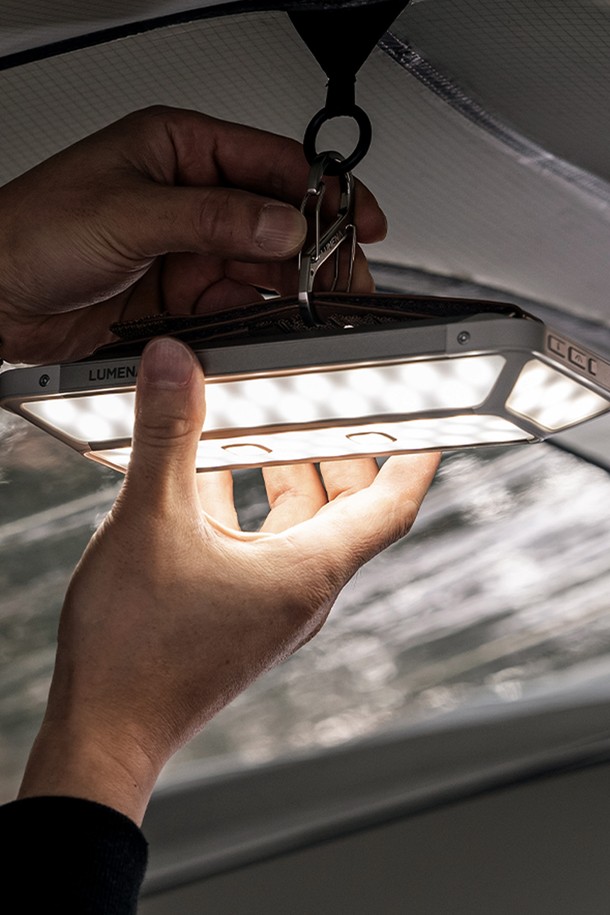 [루메나] LED 캠핑랜턴 5.1CH PRO 2는 캠핑 및 아웃도어 활동, 실내외 조명에 적합한 다기능 LED 랜턴입니다. 알루미늄 소재로 제작되었으며, Metallic Beige와 Metallic Black 두 가지 색상으로 제공됩니다. 5면 발광, 3단계 색온도 조절, 4단계 밝기 조절, SOS 모드, 집중광/확산광, 터보 모드 및 IP54 방수/방진 기능을 지원합니다. 20,100mAh 배터리를 내장하여 최대 7~110시간 사용 가능하며, Type-C 입출력을 지원합니다. 구성품으로는 본체, 전용 파우치, 전용 스트랩, S-비너, C to C 케이블, 30W 어댑터, 사용 설명서가 포함되어 있습니다.
