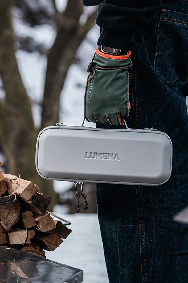 [루메나] LED 캠핑랜턴 5.1CH PRO 2는 캠핑 및 아웃도어 활동, 실내외 조명에 적합한 다기능 LED 랜턴입니다. 알루미늄 소재로 제작되었으며, Metallic Beige와 Metallic Black 두 가지 색상으로 제공됩니다. 5면 발광, 3단계 색온도 조절, 4단계 밝기 조절, SOS 모드, 집중광/확산광, 터보 모드 및 IP54 방수/방진 기능을 지원합니다. 20,100mAh 배터리를 내장하여 최대 7~110시간 사용 가능하며, Type-C 입출력을 지원합니다. 구성품으로는 본체, 전용 파우치, 전용 스트랩, S-비너, C to C 케이블, 30W 어댑터, 사용 설명서가 포함되어 있습니다.
