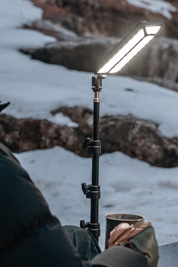 [루메나] LED 캠핑랜턴 5.1CH PRO 2는 캠핑 및 아웃도어 활동, 실내외 조명 용도로 사용 가능한 LED 캠핑랜턴입니다. 메탈릭 베이지와 메탈릭 블랙 2가지 색상으로 출시되었으며, 알루미늄 소재로 제작되었습니다. 5면 발광, 색온도 및 밝기 조절, SOS 모드, 집중광/확산광, 터보 모드, 배터리 잔량 표시 등의 다양한 기능을 지원합니다. 3000K, 4500K, 6500K의 3가지 색온도를 선택할 수 있으며, 최대 4,600Lm의 밝기를 제공합니다. 20,100mAh 용량의 배터리는 최대 밝기에서 7시간, 최소 밝기에서 최대 110시간 사용 가능하며, Type-C 입출력을 지원합니다. 구성품은 본체, 전용 파우치, 전용 스트랩, S-비너, C to C 케이블, 30W 어댑터, 사용 설명서로 구성되어 있습니다.
