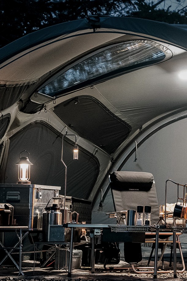 [루메나] LED 캠핑랜턴 5.1CH PRO 2는 캠핑 및 아웃도어 활동, 실내외 조명에 적합한 다기능 LED 랜턴입니다. 알루미늄 소재로 제작되었으며, Metallic Beige와 Metallic Black 두 가지 색상으로 제공됩니다. 5면 발광, 3단계 색온도 조절, 4단계 밝기 조절, SOS 모드, 집중광/확산광, 터보 모드 및 IP54 방수/방진 기능을 지원합니다. 20,100mAh 배터리를 내장하여 최대 7~110시간 사용 가능하며, Type-C 입출력을 지원합니다. 구성품으로는 본체, 전용 파우치, 전용 스트랩, S-비너, C to C 케이블, 30W 어댑터, 사용 설명서가 포함되어 있습니다.
