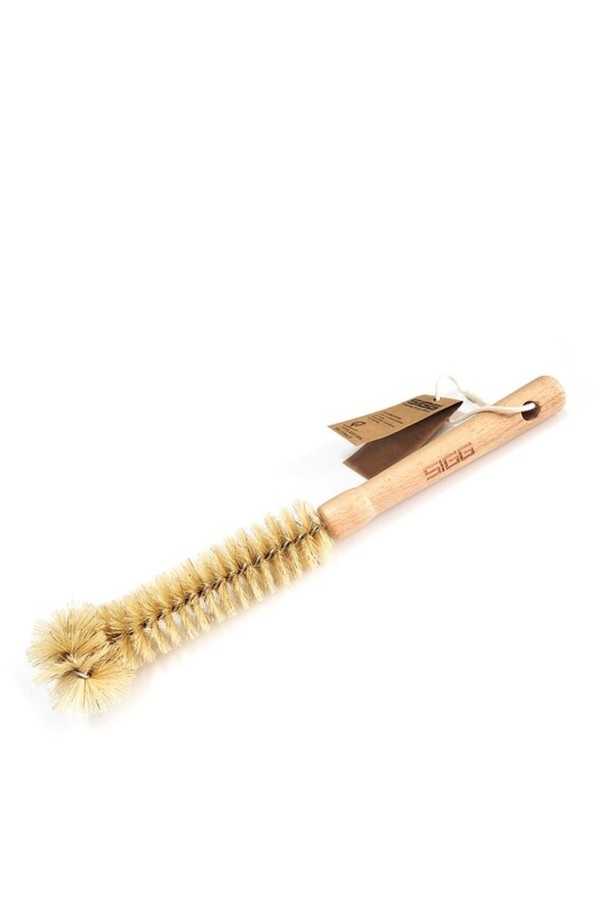 좁은 병목 부분까지 깨끗하게 세척해주는 지그 클리닝 브러쉬입니다. 돈모와 너도밤나무를 사용하여 제작되었으며, 곡선형 디자인으로 좁은 공간까지 꼼꼼하게 세척할 수 있습니다. 변형 방지 기능으로 오랫동안 사용 가능하며, 내추럴 우드 색상과 친환경 디자인이 돋보입니다. 브러쉬 길이는 158mm로, 병 세척에 최적화되어 있습니다. 내구성이 강화되어 더욱 튼튼하게 사용할 수 있습니다.
