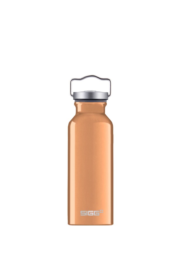 **지그 오리지널 알루미늄 보틀 500ml**

지그 오리지널 알루미늄 보틀 500ml는 캠핑과 일상생활에서 모두 유용하게 사용 가능한 물병입니다. 튼튼한 알루미늄 소재로 제작되어 내구성이 뛰어나며, 압축 성형 방식으로 제작되어 견고합니다. 500ml 용량으로 휴대하기 좋고, 넓은 입구는 세척 편의성을 높여줍니다. 누수 방지 기능과 내부 특수 코팅, 박테리아 및 석회 축적 방지 기능으로 위생적인 사용이 가능하며, 손잡이와 메달 캡 디자인으로 실용성을 더했습니다. 무게는 130g입니다.
