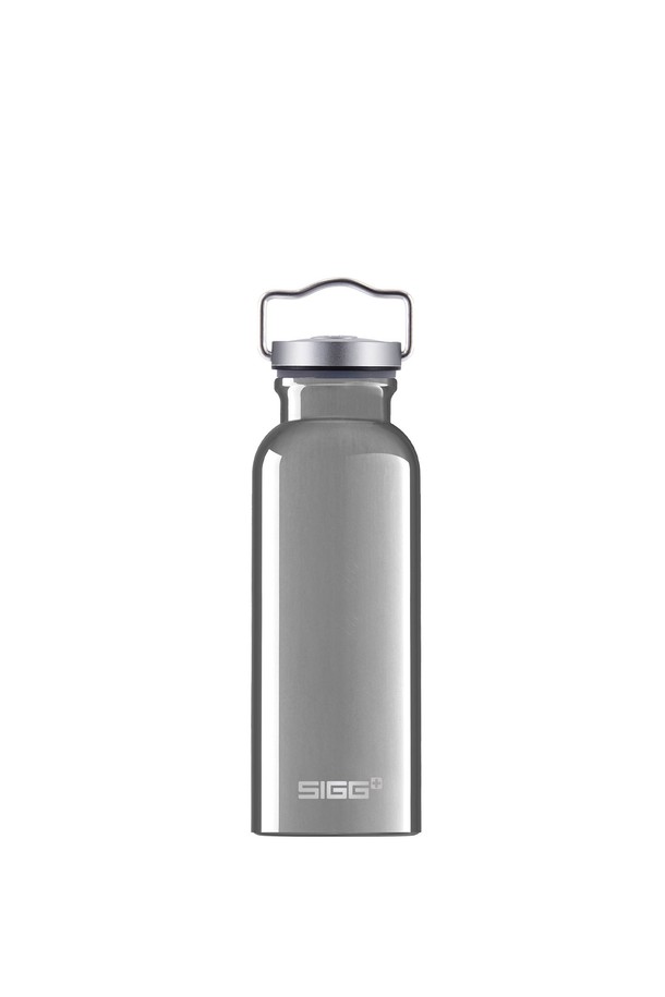지그 오리지널 알루미늄 보틀 500ml는 캠핑 및 일상생활에서 모두 활용 가능한 물병입니다. 130g의 가벼운 무게와 500ml의 넉넉한 용량으로 휴대성이 뛰어나며, 실버 컬러의 무지 디자인으로 깔끔함을 더했습니다. 내구성이 뛰어난 원피스 알루미늄 구조에 내부 특수 코팅 처리하여 과일산에도 강하며, 메달리온 잠금 시스템으로 누수 방지 기능을 제공합니다. 넓은 입구로 세척이 용이하며, BPA-free, 세균 증식 방지 기능 및 충격 저항성을 갖춰 안전하게 사용할 수 있습니다.
