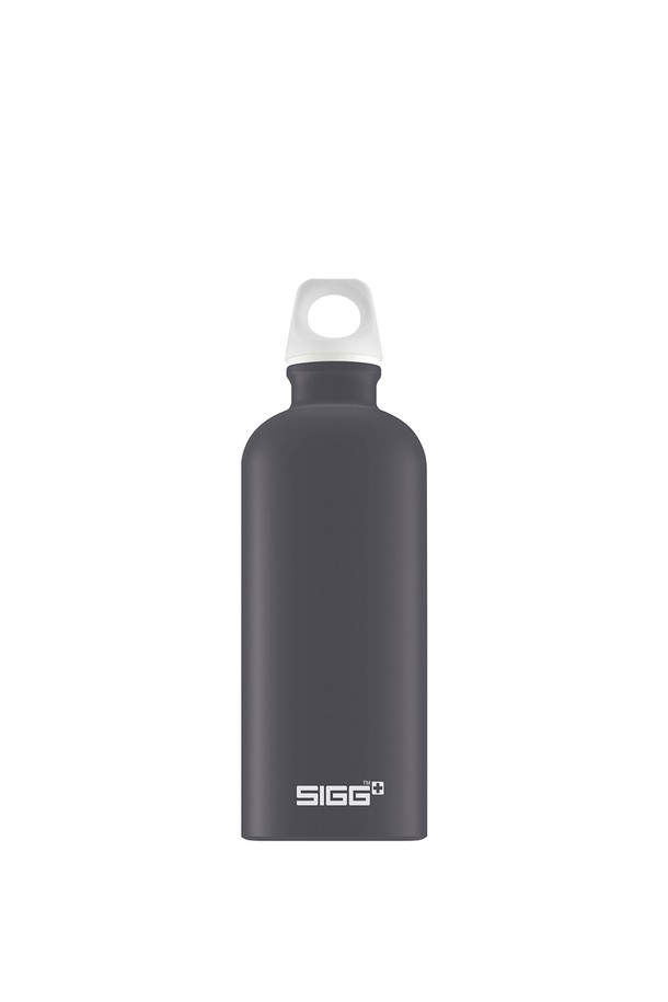 지그 트래블러 워터 보틀 600ml는 캠핑, 여행, 일상에서 유용하게 사용할 수 있는 워터보틀입니다. 108g의 가벼운 알루미늄 소재로 제작되어 휴대성이 뛰어나며, 클래식한 디자인과 그레이 색상으로 세련된 느낌을 더했습니다. BPA-free, 과일산 내성 코팅, 박테리아 방지, 물때 방지 기능을 갖춰 위생적이며, 원터치 스크류 캡과 100% 누수방지 기능으로 편리하게 사용할 수 있습니다. 전자레인지, 냉동 보관 및 직접 가열은 불가합니다. 매끄러운 촉감으로 편안한 그립감을 제공합니다.
