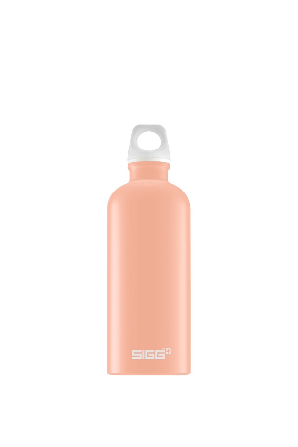 지그 트래블러 워터 보틀 600ml는 여행, 일상, 캠핑 등 다양한 용도로 사용하기 좋은 워터보틀입니다. 클래식한 디자인에 Lucid Shy Pink 색상으로 세련된 느낌을 더했으며, 600ml 용량으로 휴대성이 뛰어납니다. 알루미늄 소재로 제작되어 가볍고, 과일산에 강한 내부 코팅과 원터치 스크류 캡, 누수 방지 기능으로 편리하게 사용할 수 있습니다. 또한, BPA-free 제품으로 안심하고 사용할 수 있으며, 박테리아 및 물때 방지 기능으로 위생적인 사용이 가능합니다. 보온/보냉 기능은 제공되지 않습니다.
