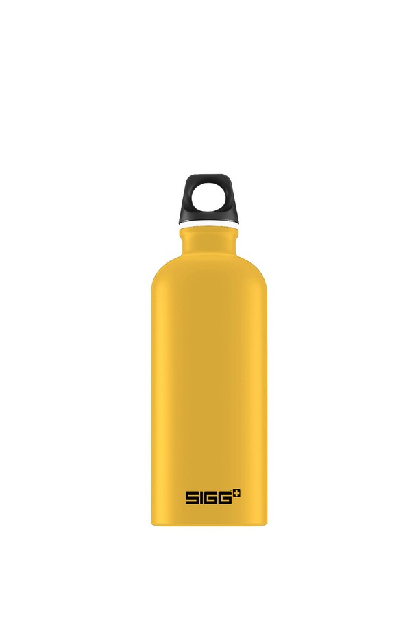 지그 트래블러 워터 보틀 600ml는 캠핑, 여행, 일상에서 유용하게 사용할 수 있는 워터보틀입니다. 머스타드 색상의 알루미늄 소재로 제작되어 가볍고 휴대성이 뛰어나며, 방수 기능을 갖춰 야외 활동에도 적합합니다. 내부에는 과일산에 강한 코팅 처리가 되어 있어 음료의 맛과 안전성을 유지하며, 박테리아 및 물때 방지 기능으로 위생적인 사용이 가능합니다. 스크류캡 디자인으로 내용물을 안전하게 보관할 수 있으며, BPA-free 제품으로 안심하고 사용할 수 있습니다. 단열 기능은 없으며, 전자레인지 및 냉동 보관은 불가합니다.
