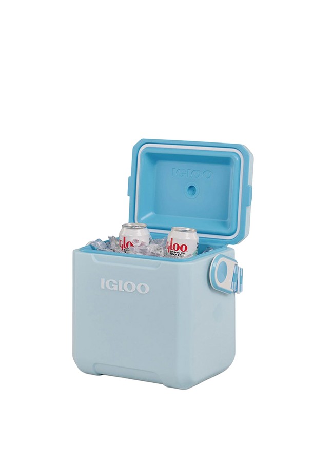 이글루 태그 어롱 팬시 쿨러는 캠핑, 피크닉, 골프, 테니스 등 야외 활동에 적합한 쿨러백입니다. 파우더 블루 컬러로 레트로와 캐주얼 스타일을 연출하며, 최대 2일 동안 보냉력을 유지합니다. 폴리프로필렌, 폴리에틸렌, 폴리우레탄 등 튼튼한 소재로 제작되었으며, 최대 14캔을 수납할 수 있습니다. 고무 개스킷 장착 뚜껑과 안전 잠금장치, 숄더 스트랩으로 편리성을 더했습니다. 양면 수직 스트랩 부착점이 있어 다양한 방식으로 활용 가능하며, 고리형 잠금 방식으로 간편하게 사용할 수 있습니다.
