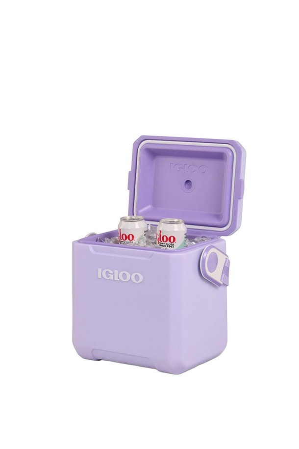 이글루 태그 어롱 펜시 쿨러는 캠핑, 피크닉, 일상에서 활용하기 좋은 미디엄 사이즈 쿨러백입니다. 라일락과 파스텔톤의 산뜻한 컬러가 돋보이며, 레트로와 캐주얼 스타일을 연출합니다. 폴리프로필렌, 폴리에틸렌, 폴리우레탄 소재로 제작되어 2일 동안 보냉 효과를 유지하며, 14캔을 수납할 수 있는 10L 용량입니다. MaxCold 단열 기술, 고무 개스킷 밀봉 뚜껑, 안티슬램 힌지, 숄더 스트랩, 고리형 잠금 방식으로 편의성을 높였습니다.
