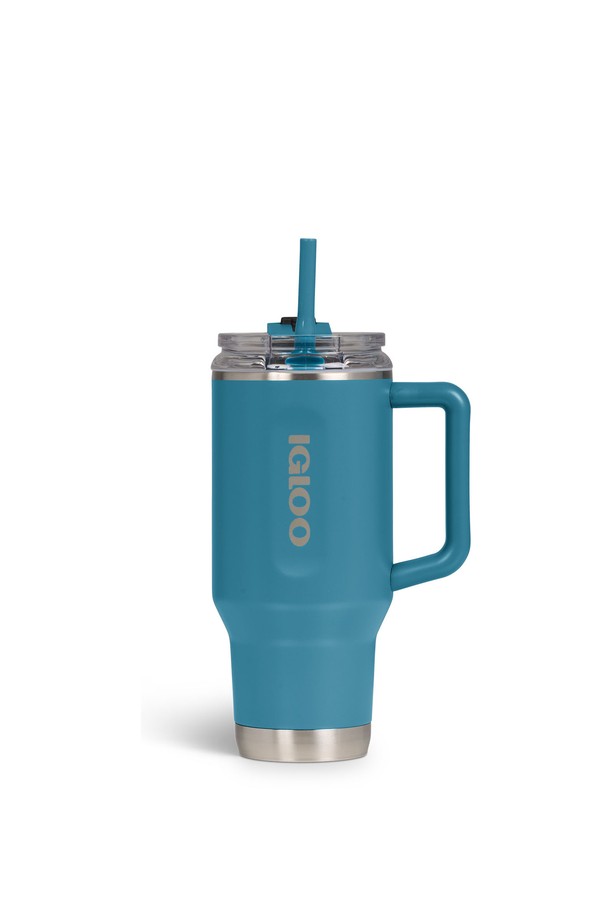 이글루 트래블머그 946미리는 모던 블루 색상의 트래블머그로, 캠핑, 여행, 일상생활에서 편리하게 사용할 수 있습니다. 스테인리스 스틸, 폴리프로필렌, 트라이탄, 폴리에틸렌 소재로 제작되어 내구성이 뛰어나며, 이중 진공 단열 기술로 최대 48시간 보냉 및 보온 효과를 유지합니다. 2-way 음용 방식과 이중 나사선 뚜껑 구조로 편리하게 사용할 수 있으며, 미끄럼 방지 기능이 적용되어 안전합니다. 엄지 그립 포인트, 플립 리드, 컵받침 디자인으로 실용성을 더했으며, 차량 컵홀더에도 호환됩니다. 
