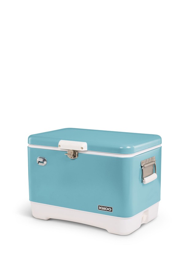 이글루 레거시 아이스박스 51리터는 캠핑과 아웃도어 활동에 적합한 클래식하고 레트로한 디자인의 아이스박스입니다. 최대 4일까지 보냉이 가능한 Ultraherm® 단열재와 Cool Riser Technology를 사용하여 뛰어난 보냉 성능을 제공합니다. 오션미스트 컬러의 스틸, 스테인레스 스틸, 폴리프로필렌, 폴리우레탄 소재로 제작되었으며, 편안한 그립감의 핸들과 걸쇠 잠금장치, 누수 방지 배수구, 내장형 병따개, 그리고 바닥 공기순환 설계를 갖추었습니다. 350ml, 500ml, 2L 캔/병을 수납할 수 있어 다양한 음료를 시원하게 즐길 수 있습니다. 
