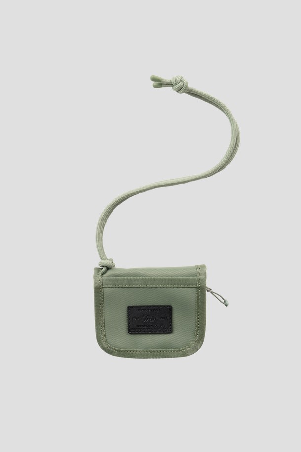 Staple 카드&코인 지갑은 그린 색상의 나일론 소재로 제작된 공용 스몰 사이즈 지갑입니다. 사각 형태의 이 지갑은 지퍼형 잠금 방식으로, 카드 6장, 지폐, 동전을 수납할 수 있는 공간을 제공하며, 5mm 두께의 길이 조절 가능한 스트링이 특징입니다. 카드지갑과 동전지갑 겸용으로, 뛰어난 수납 기능을 자랑합니다.
