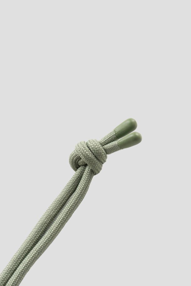 Staple 카드&코인 지갑은 그린 색상의 나일론 소재로 제작된 공용 스몰 사이즈 지갑입니다. 사각 형태의 이 지갑은 지퍼형 잠금 방식으로, 카드 6장, 지폐, 동전을 수납할 수 있는 공간을 제공하며, 5mm 두께의 길이 조절 가능한 스트링이 특징입니다. 카드지갑과 동전지갑 겸용으로, 뛰어난 수납 기능을 자랑합니다.
