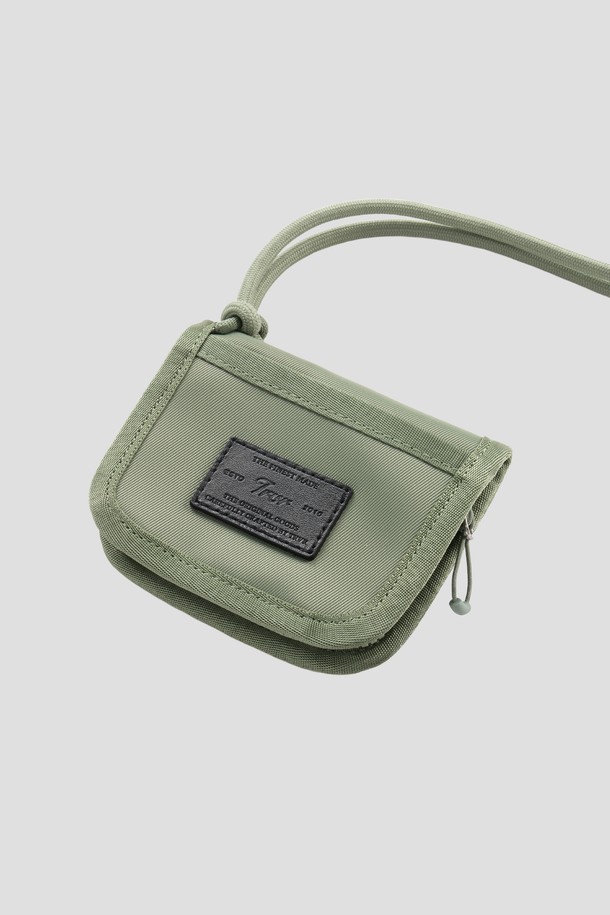 Staple 카드&코인 지갑은 그린 색상의 나일론 소재로 제작된 공용 스몰 사이즈 지갑입니다. 사각 형태의 이 지갑은 지퍼형 잠금 방식으로, 카드 6장, 지폐, 동전을 수납할 수 있는 공간을 제공하며, 5mm 두께의 길이 조절 가능한 스트링이 특징입니다. 카드지갑과 동전지갑 겸용으로, 뛰어난 수납 기능을 자랑합니다.
