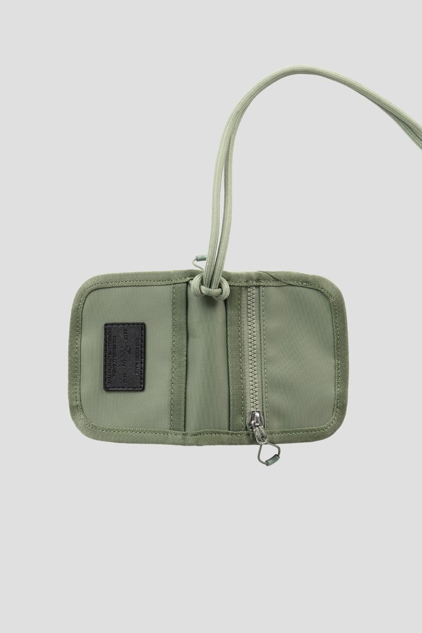 Staple 카드&코인 지갑은 그린 색상의 나일론 소재로 제작된 공용 스몰 사이즈 지갑입니다. 사각 형태의 이 지갑은 지퍼형 잠금 방식으로, 카드 6장, 지폐, 동전을 수납할 수 있는 공간을 제공하며, 5mm 두께의 길이 조절 가능한 스트링이 특징입니다. 카드지갑과 동전지갑 겸용으로, 뛰어난 수납 기능을 자랑합니다.
