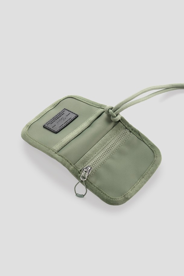 Staple 카드&코인 지갑은 그린 색상의 나일론 소재로 제작된 공용 스몰 사이즈 지갑입니다. 사각 형태의 이 지갑은 지퍼형 잠금 방식으로, 카드 6장, 지폐, 동전을 수납할 수 있는 공간을 제공하며, 5mm 두께의 길이 조절 가능한 스트링이 특징입니다. 카드지갑과 동전지갑 겸용으로, 뛰어난 수납 기능을 자랑합니다.
