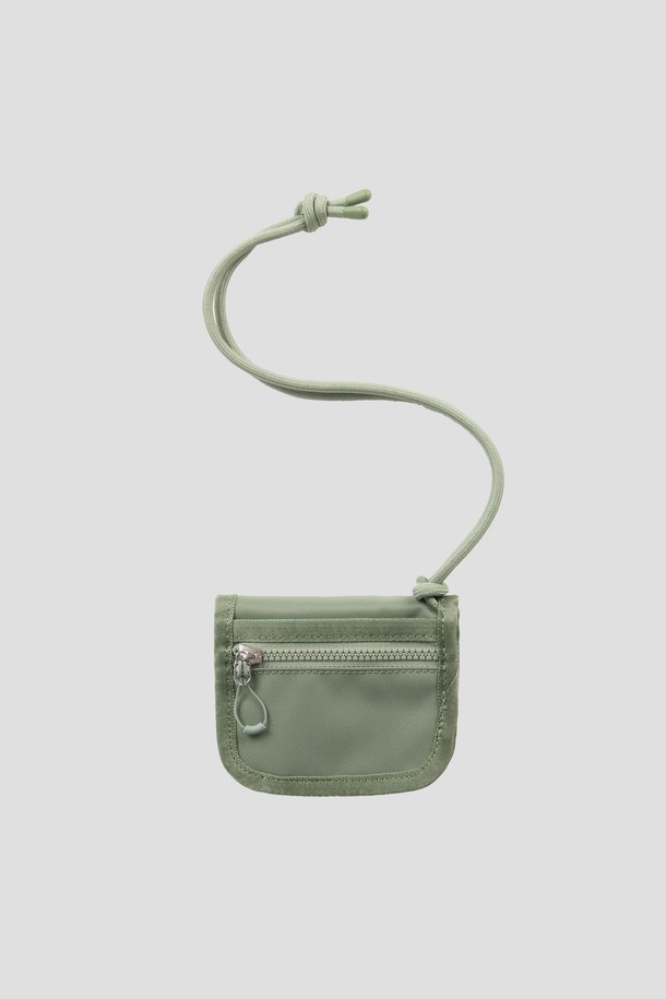 Staple 카드&코인 지갑은 그린 색상의 나일론 소재로 제작된 공용 스몰 사이즈 지갑입니다. 사각 형태의 이 지갑은 지퍼형 잠금 방식으로, 카드 6장, 지폐, 동전을 수납할 수 있는 공간을 제공하며, 5mm 두께의 길이 조절 가능한 스트링이 특징입니다. 카드지갑과 동전지갑 겸용으로, 뛰어난 수납 기능을 자랑합니다.
