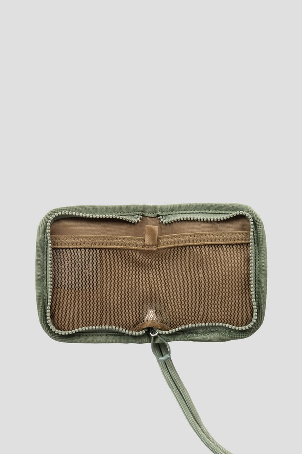 Staple 카드&코인 지갑은 그린 색상의 나일론 소재로 제작된 공용 스몰 사이즈 지갑입니다. 사각 형태의 이 지갑은 지퍼형 잠금 방식으로, 카드 6장, 지폐, 동전을 수납할 수 있는 공간을 제공하며, 5mm 두께의 길이 조절 가능한 스트링이 특징입니다. 카드지갑과 동전지갑 겸용으로, 뛰어난 수납 기능을 자랑합니다.
