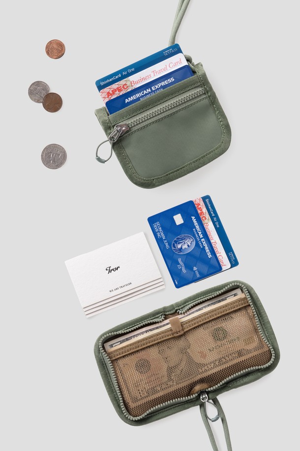 Staple 카드&코인 지갑은 그린 색상의 나일론 소재로 제작된 공용 스몰 사이즈 지갑입니다. 사각 형태의 이 지갑은 지퍼형 잠금 방식으로, 카드 6장, 지폐, 동전을 수납할 수 있는 공간을 제공하며, 5mm 두께의 길이 조절 가능한 스트링이 특징입니다. 카드지갑과 동전지갑 겸용으로, 뛰어난 수납 기능을 자랑합니다.
