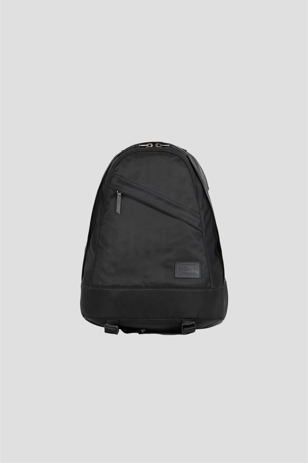남성용 블랙 컬러의 Staple Travel Daypack은 일상과 여행 모두에 적합한 미디엄 사이즈의 사각 백팩/데이백입니다. 31 x 45 x 13cm 크기의 이 가방은 노트북 수납 공간과 다양한 수납 공간, 히든 포켓, 트롤리 슬리브를 갖추고 있어 실용적이며, 무지 패턴의 나일론 소재로 제작되었습니다. 지퍼형 잠금 방식으로 안전하며, 노트북백, 데일리백, 여행용으로 활용하기 좋습니다.
