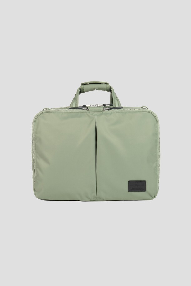 Staple Travel Brief L은 40 x 29.5 x 15cm 크기의 남성용 브리프케이스로, 16인치 노트북 수납이 가능한 전용 포켓과 A4 문서 수납을 지원합니다. 그린 색상의 무지 디자인에 나일론 소재를 사용하여 내구성을 높였으며, 생활 방수 기능과 탈부착 가능한 스트랩, 트롤리 슬리브를 갖춰 여행과 일상 모두 활용 가능합니다. 내부 슬립 포켓, 전면 포켓, 후면 지퍼 포켓, 에어 매쉬 어깨 스트랩 패드로 수납력과 편안함을 더했습니다.
