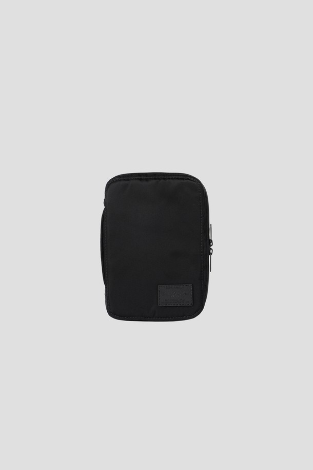 블랙 색상의 Staple Passport Pouch는 여행 및 일상에서 활용하기 좋은 스몰 사이즈의 여권지갑입니다. 나일론 소재로 제작되어 생활 방수가 가능하며, 여권 3개와 카드 4장을 수납할 수 있는 넉넉한 공간을 제공합니다. 탈부착 가능한 어깨 스트랩과 후면 카드 슬롯, 메쉬 포켓, 펜 포켓 등의 디테일이 더해진 사각 형태의 지퍼형 여권지갑입니다.
