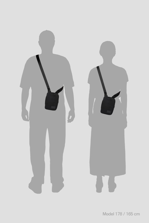 블랙 색상의 Staple Passport Pouch는 여행 및 일상에서 활용하기 좋은 스몰 사이즈의 여권지갑입니다. 나일론 소재로 제작되어 생활 방수가 가능하며, 여권 3개와 카드 4장을 수납할 수 있는 넉넉한 공간을 제공합니다. 탈부착 가능한 어깨 스트랩과 후면 카드 슬롯, 메쉬 포켓, 펜 포켓 등의 디테일이 더해진 사각 형태의 지퍼형 여권지갑입니다.
