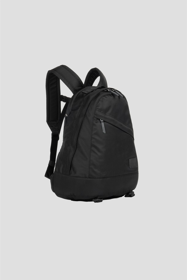 남성용 블랙 컬러의 Staple Travel Daypack은 일상과 여행 모두에 적합한 미디엄 사이즈의 사각 백팩/데이백입니다. 31 x 45 x 13cm 크기의 이 가방은 노트북 수납 공간과 다양한 수납 공간, 히든 포켓, 트롤리 슬리브를 갖추고 있어 실용적이며, 무지 패턴의 나일론 소재로 제작되었습니다. 지퍼형 잠금 방식으로 안전하며, 노트북백, 데일리백, 여행용으로 활용하기 좋습니다.
