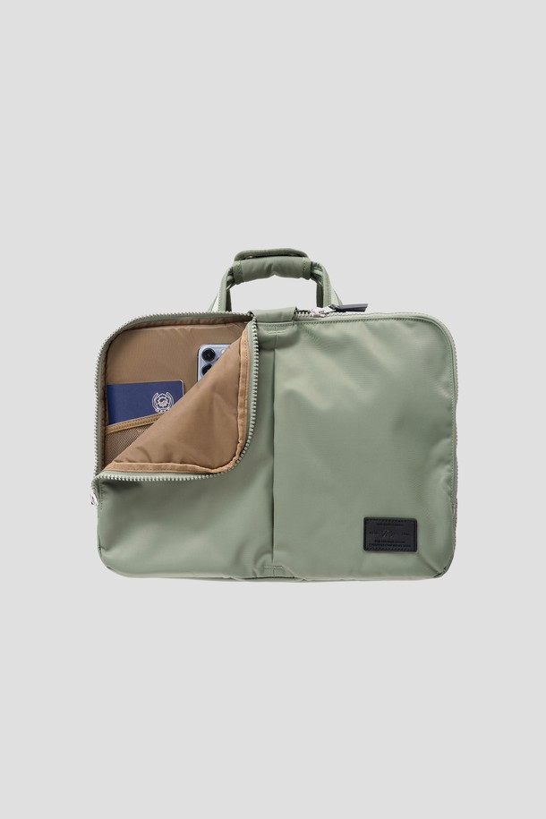 Staple Travel Brief L은 40 x 29.5 x 15cm 크기의 남성용 브리프케이스로, 16인치 노트북 수납이 가능한 전용 포켓과 A4 문서 수납을 지원합니다. 그린 색상의 무지 디자인에 나일론 소재를 사용하여 내구성을 높였으며, 생활 방수 기능과 탈부착 가능한 스트랩, 트롤리 슬리브를 갖춰 여행과 일상 모두 활용 가능합니다. 내부 슬립 포켓, 전면 포켓, 후면 지퍼 포켓, 에어 매쉬 어깨 스트랩 패드로 수납력과 편안함을 더했습니다.
