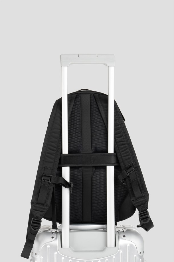 남성용 블랙 컬러의 Staple Travel Daypack은 일상과 여행 모두에 적합한 미디엄 사이즈의 사각 백팩/데이백입니다. 31 x 45 x 13cm 크기의 이 가방은 노트북 수납 공간과 다양한 수납 공간, 히든 포켓, 트롤리 슬리브를 갖추고 있어 실용적이며, 무지 패턴의 나일론 소재로 제작되었습니다. 지퍼형 잠금 방식으로 안전하며, 노트북백, 데일리백, 여행용으로 활용하기 좋습니다.
