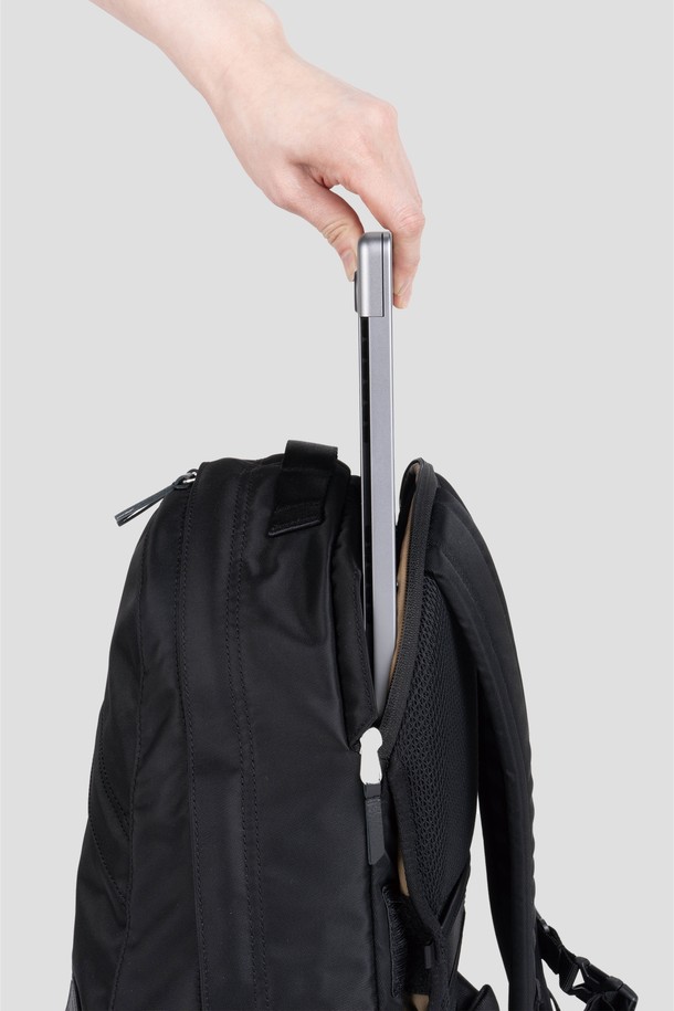 남성용 블랙 컬러의 Staple Travel Daypack은 일상과 여행 모두에 적합한 미디엄 사이즈의 사각 백팩/데이백입니다. 31 x 45 x 13cm 크기의 이 가방은 노트북 수납 공간과 다양한 수납 공간, 히든 포켓, 트롤리 슬리브를 갖추고 있어 실용적이며, 무지 패턴의 나일론 소재로 제작되었습니다. 지퍼형 잠금 방식으로 안전하며, 노트북백, 데일리백, 여행용으로 활용하기 좋습니다.
