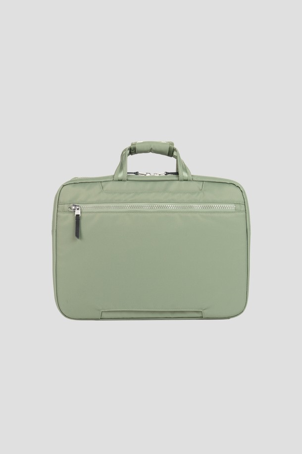 Staple Travel Brief L은 40 x 29.5 x 15cm 크기의 남성용 브리프케이스로, 16인치 노트북 수납이 가능한 전용 포켓과 A4 문서 수납을 지원합니다. 그린 색상의 무지 디자인에 나일론 소재를 사용하여 내구성을 높였으며, 생활 방수 기능과 탈부착 가능한 스트랩, 트롤리 슬리브를 갖춰 여행과 일상 모두 활용 가능합니다. 내부 슬립 포켓, 전면 포켓, 후면 지퍼 포켓, 에어 매쉬 어깨 스트랩 패드로 수납력과 편안함을 더했습니다.
