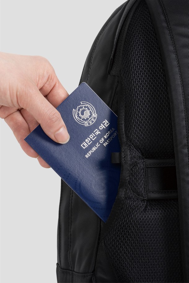 남성용 블랙 컬러의 Staple Travel Daypack은 일상과 여행 모두에 적합한 미디엄 사이즈의 사각 백팩/데이백입니다. 31 x 45 x 13cm 크기의 이 가방은 노트북 수납 공간과 다양한 수납 공간, 히든 포켓, 트롤리 슬리브를 갖추고 있어 실용적이며, 무지 패턴의 나일론 소재로 제작되었습니다. 지퍼형 잠금 방식으로 안전하며, 노트북백, 데일리백, 여행용으로 활용하기 좋습니다.
