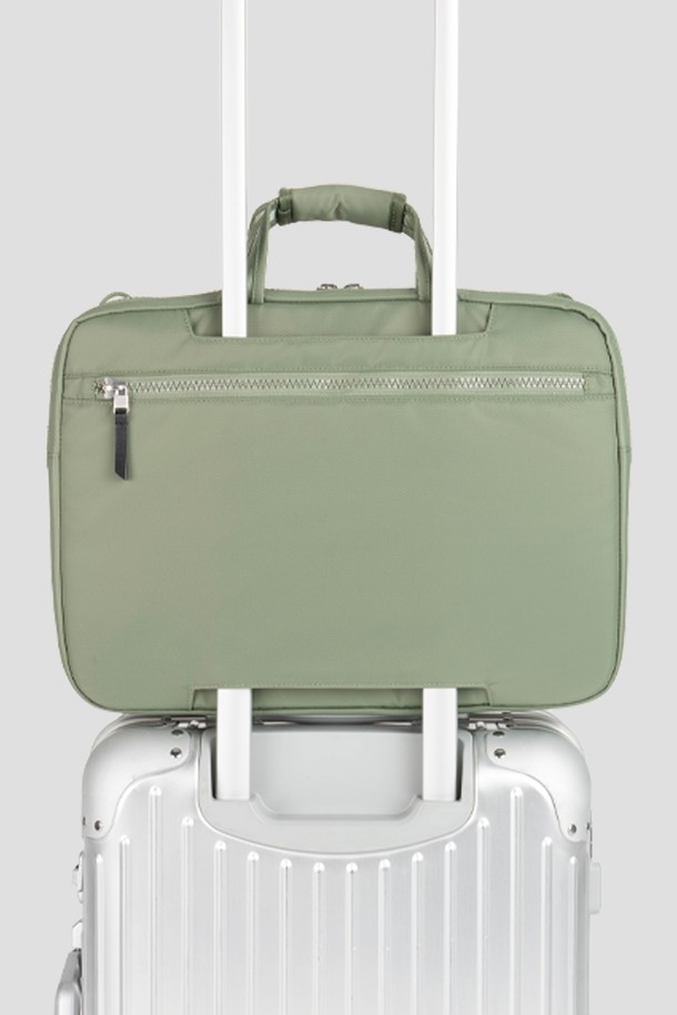 Staple Travel Brief L은 40 x 29.5 x 15cm 크기의 남성용 브리프케이스로, 16인치 노트북 수납이 가능한 전용 포켓과 A4 문서 수납을 지원합니다. 그린 색상의 무지 디자인에 나일론 소재를 사용하여 내구성을 높였으며, 생활 방수 기능과 탈부착 가능한 스트랩, 트롤리 슬리브를 갖춰 여행과 일상 모두 활용 가능합니다. 내부 슬립 포켓, 전면 포켓, 후면 지퍼 포켓, 에어 매쉬 어깨 스트랩 패드로 수납력과 편안함을 더했습니다.
