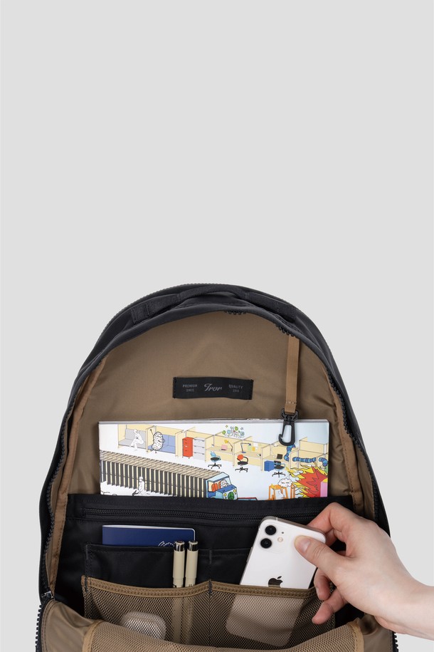남성용 블랙 컬러의 Staple Travel Daypack은 일상과 여행 모두에 적합한 미디엄 사이즈의 사각 백팩/데이백입니다. 31 x 45 x 13cm 크기의 이 가방은 노트북 수납 공간과 다양한 수납 공간, 히든 포켓, 트롤리 슬리브를 갖추고 있어 실용적이며, 무지 패턴의 나일론 소재로 제작되었습니다. 지퍼형 잠금 방식으로 안전하며, 노트북백, 데일리백, 여행용으로 활용하기 좋습니다.
