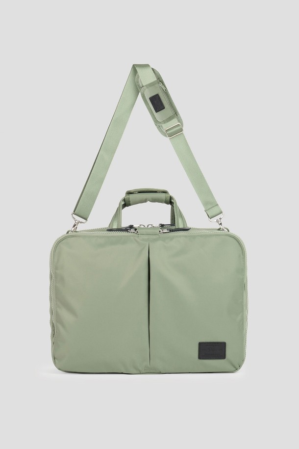 Staple Travel Brief L은 40 x 29.5 x 15cm 크기의 남성용 브리프케이스로, 16인치 노트북 수납이 가능한 전용 포켓과 A4 문서 수납을 지원합니다. 그린 색상의 무지 디자인에 나일론 소재를 사용하여 내구성을 높였으며, 생활 방수 기능과 탈부착 가능한 스트랩, 트롤리 슬리브를 갖춰 여행과 일상 모두 활용 가능합니다. 내부 슬립 포켓, 전면 포켓, 후면 지퍼 포켓, 에어 매쉬 어깨 스트랩 패드로 수납력과 편안함을 더했습니다.
