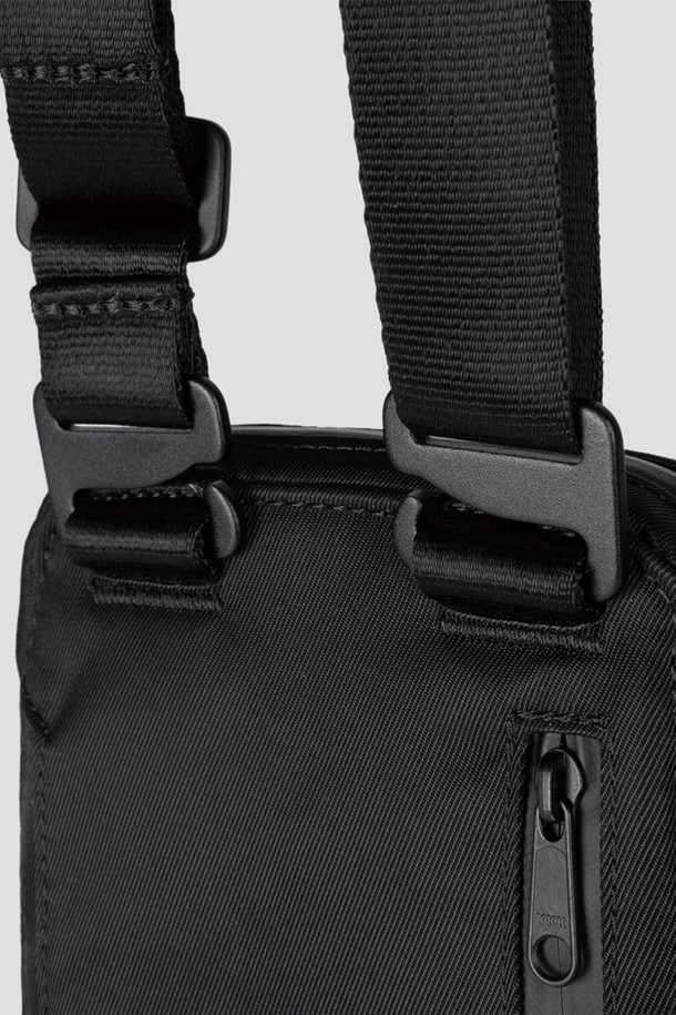 블랙 색상의 Staple Passport Pouch는 여행 및 일상에서 활용하기 좋은 스몰 사이즈의 여권지갑입니다. 나일론 소재로 제작되어 생활 방수가 가능하며, 여권 3개와 카드 4장을 수납할 수 있는 넉넉한 공간을 제공합니다. 탈부착 가능한 어깨 스트랩과 후면 카드 슬롯, 메쉬 포켓, 펜 포켓 등의 디테일이 더해진 사각 형태의 지퍼형 여권지갑입니다.
