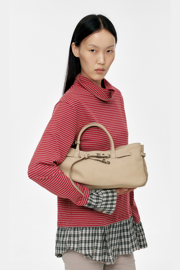 GRANDMA USED BAG(그랜드마 유즈드 백)_누드 누벅은 여성 고객을 위한 미디엄 사이즈의 사각 가방입니다. 부드러운 누벅 소재와 누드 컬러가 세련된 조화를 이루며, 무지 디자인에 버클 장식으로 포인트를 더했습니다. 버클형 잠금 방식으로 디자인되었으며, 클래식, 미니멀, 시크 스타일을 선호하는 분들께 적합합니다. 데이트룩, 모임룩, 소개팅룩 등 다양한 TPO에 매치하여 우아하고 세련된 스타일을 연출할 수 있습니다.
