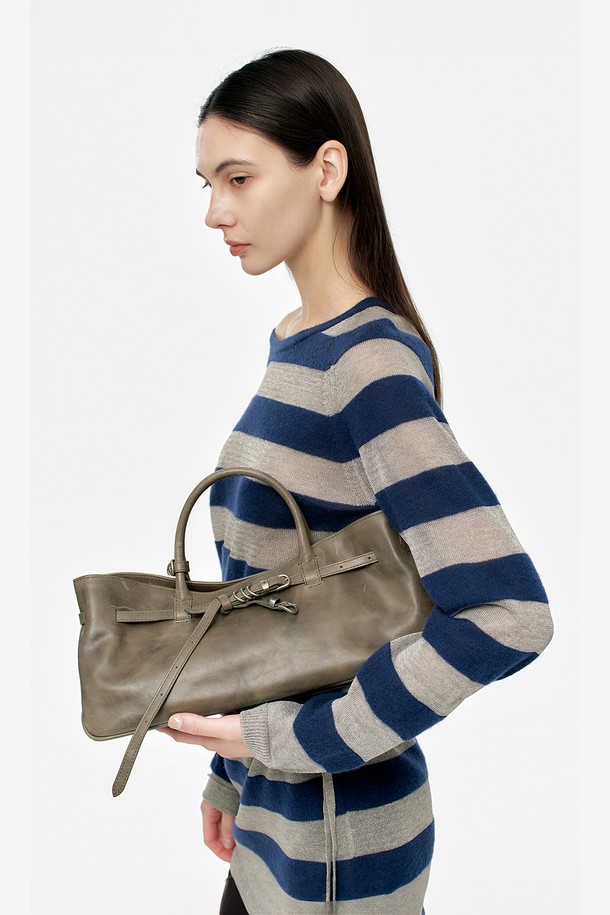 **그랜드마 유즈드 백_에토페 풀업**

여성용 토트백으로, 미디엄 사이즈의 사각 쉐입에 에토페 풀업 컬러를 입혔습니다. 소가죽과 면 소재를 사용하여 빈티지하면서도 자연스러운 멋을 내며, 링과 심볼 인그레이빙, 노트 디테일로 디자인 포인트를 더했습니다. 링락 잠금 방식과 탈부착 가능한 스트랩, 내부 포켓으로 실용성을 높였습니다. 데이트룩, 쇼핑룩에 매치하여 클래식, 미니멀, 시크 스타일을 연출할 수 있으며, 더스트백이 포함되어 있습니다.
