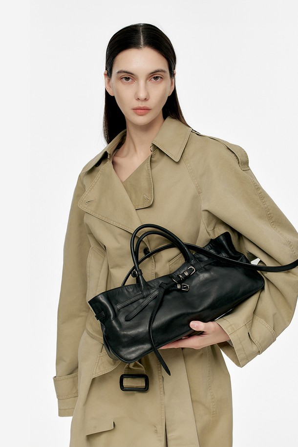 그랜마 유즈드 백(GRANDMA USED BAG)은 미디엄 사이즈의 블랙 컬러 소가죽 토트백입니다. 베지터블 태닝 가죽으로 제작되어 빈티지한 멋을 더하며, 링과 벨트 디자인 장식으로 세련된 포인트를 줍니다. 탈부착 가능한 스트랩과 내부 포켓, 면 안감으로 실용성을 높였으며, 사각 쉐입에 링형 잠금 방식으로 디자인되었습니다. 오피스룩과 모임룩에 잘 어울리며, 클래식, 미니멀, 시크 스타일을 연출하기 좋습니다. 더스트백이 함께 제공되어 보관이 용이합니다.
