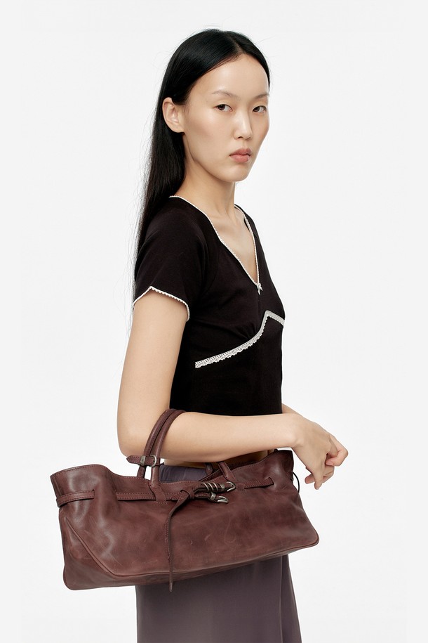 GRANDMA USED BAG_와인 풀업 토트백은 여성용 미디엄 사이즈 토트백으로, 세련된 와인 컬러의 소가죽 소재로 제작되었습니다. 사각 쉐입에 버클과 링 장식으로 포인트를 주었으며, 풀업 가죽 특유의 빈티지한 멋을 살린 디자인이 특징입니다. 탈부착 가능한 스트랩과 내부 포켓을 갖춰 실용성을 더했으며, 면 안감과 더스트백이 포함되어 있습니다. 오피스룩, 모임룩, 데이트룩 등 다양한 TPO에 클래식, 미니멀, 시크한 스타일을 연출하기 좋습니다. 링 잠금 방식으로 소지품을 안전하게 보관할 수 있습니다.
