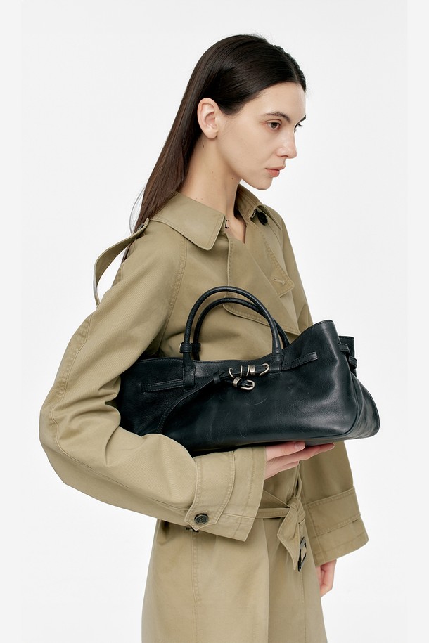 그랜드마 유즈드 백_네이비 풀업은 오피스룩과 모임룩에 잘 어울리는 여성용 토트백입니다. 미니멀하고 시크한 스타일을 연출하며, 베지터블 태닝 소가죽 소재에 풀업 레더 기법을 사용하여 고급스러운 질감을 선사합니다. 네이비 컬러의 무지 디자인에 하트 참 장식과 지퍼, 탈부착 스트랩으로 포인트를 더했습니다. 내부 포켓과 면 안감, 사각 모양으로 실용성을 높였으며, 양면 노트 디테일과 오일 처리된 표면이 빈티지한 멋을 더합니다. 지퍼형 잠금 방식으로 안전하게 소지품을 보관할 수 있습니다.
