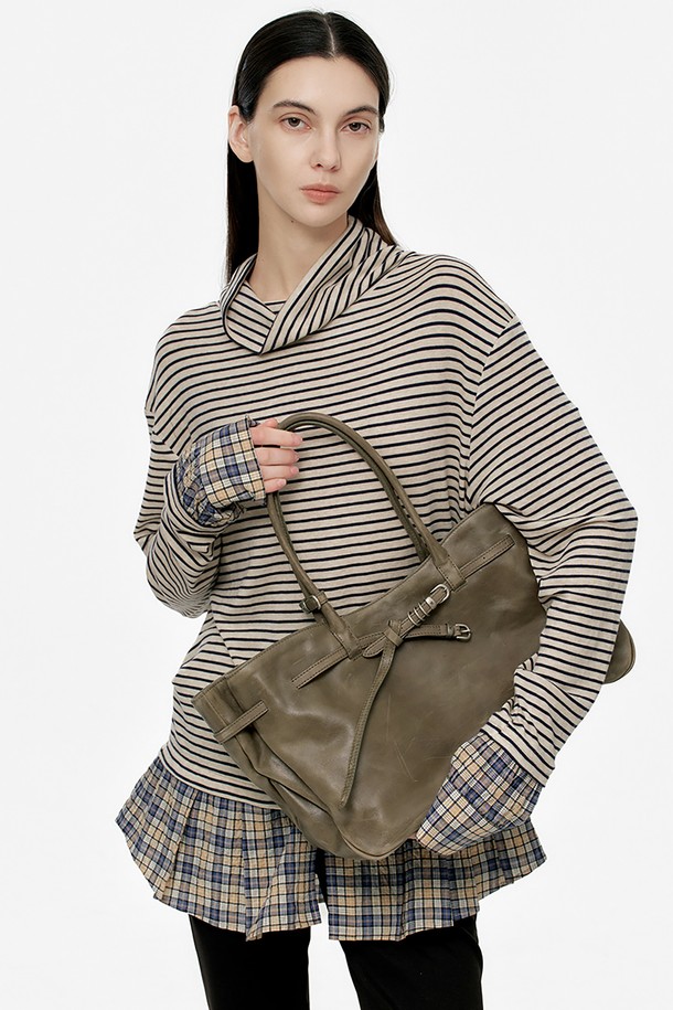 그랜드마 유즈드 백 라지 에토페 풀업은 부드러운 소가죽 소재의 여성용 토트백입니다. 베지터블 태닝 처리된 풀업 가죽은 자연스러운 주름과 은은한 광택을 자랑하며, 시간이 지날수록 빈티지한 멋을 더합니다. 넉넉한 라지 사이즈에 노트북 수납이 가능한 실용적인 디자인으로, 내부 슬립 포켓과 면 안감으로 수납력을 높였습니다. 링과 매듭 장식, 사각 쉐입이 클래식하고 시크한 분위기를 연출하며, 고리형 잠금 방식으로 여닫을 수 있습니다. 일상, 비즈니스 캐주얼, 오피스룩 등 다양한 스타일에 활용하기 좋으며, 더스트백이 포함되어 있습니다.
