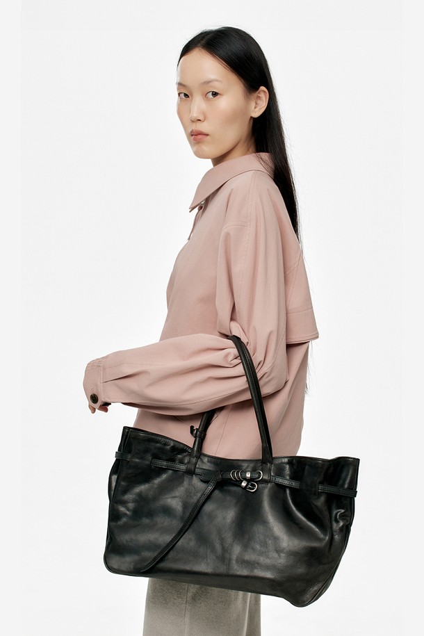 그랜드마 유즈드 백 라지(GRANDMA USED BAG LARGE)는 빈티지 가공 소가죽 소재의 여성 토트백입니다. 시크하고 클래식한 디자인으로 오피스룩, 비즈니스 캐주얼, 출근룩 등 다양한 TPO에 잘 어울립니다. 14인치 노트북 수납이 가능한 넉넉한 라지 사이즈에, 링형 잠금 방식과 조절 가능한 벨트 스트랩, 내부 슬립 포켓을 갖춰 실용성을 높였습니다. 무지 디자인에 벨트와 링 장식이 더해져 세련된 느낌을 주며, 더스트백이 포함되어 있어 보관이 용이합니다.
