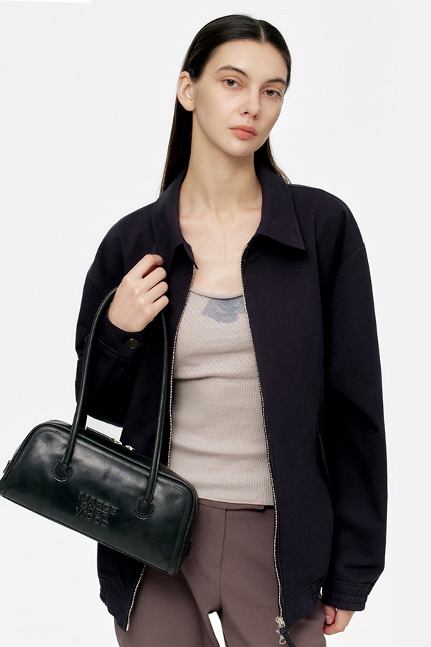 SOFT BOSTON EW_black pull-up (소프트 보스턴 EW_블랙 풀업)은 부드러운 소가죽 풀업 레더 소재의 여성용 보스턴백입니다. 미디엄 사이즈의 블랙 컬러, 무지 패턴으로 클래식하고 시크한 스타일을 연출합니다. 원통 모양의 가방으로, 자연스러운 에이징과 오일 처리된 표면, 가죽 특유의 자연스러운 무늬와 주름이 특징입니다. 내부에는 지퍼 포켓과 슬립 포켓이 있어 수납력을 높였으며, 더스트백이 함께 제공됩니다. 출근룩과 모임룩에 활용하기 좋으며, 지퍼형 잠금 방식으로 내용물을 안전하게 보관할 수 있습니다.
