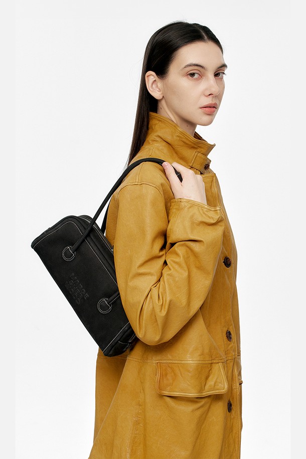 소프트 보스턴 EW_블랙 누벅은 부드러운 질감의 누벅 가죽으로 제작된 여성용 미디엄 사이즈 보스턴백입니다. 블랙 컬러에 로고 엠보싱 장식이 돋보이며, 원통형 디자인과 로고 패턴이 클래식, 미니멀, 시크한 스타일을 연출합니다. 내부에는 지퍼 포켓과 슬립 포켓이 있어 수납력을 높였으며, 로고 프린트 안감과 더스트백을 포함하여 고급스러운 마감을 더했습니다. 샌드블라스팅 처리로 세련됨을 더하고, 일상 및 여행 시 룩에 완벽하게 어울립니다. 천연 가죽 특성상 결, 주름, 점이 있을 수 있으며, 수분과 열, 염색 과정으로 인한 이염에 유의해야 합니다.
