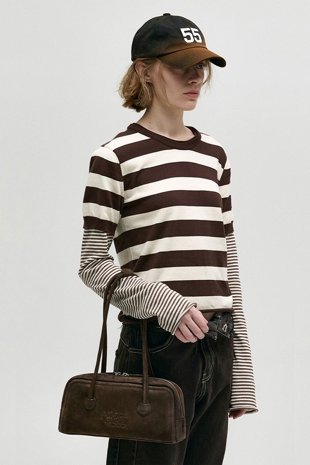 소프트 보스턴 EW_허쉬 누벅은 여성용 미디엄 사이즈 보스턴백입니다. 부드러운 소가죽 소재로 제작되었으며, Hush Nubuck 컬러와 무지 패턴이 특징입니다. 로고 엠보싱과 로고 프린트 안감으로 디자인 포인트를 더했으며, 내부 지퍼 포켓 1개와 슬립 포켓 1개가 있어 수납력을 높였습니다. 고정형 핸들과 사각 모양으로 클래식, 미니멀, 시크한 스타일에 잘 어울리며, 출근룩과 모임룩에 활용하기 좋습니다. 더스트백이 포함되어 있으며, 사계절 내내 사용할 수 있습니다. 단, 수분 및 열에 민감하므로 주의하여 사용하십시오.
