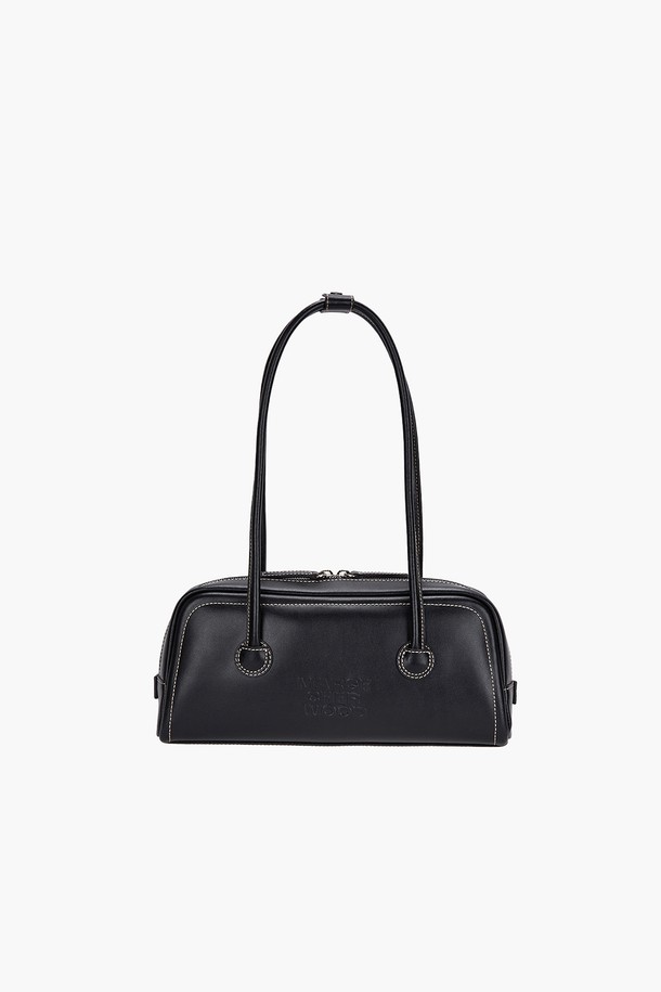 소프트 보스턴 EW_블랙 플레인 여성 가방은 소가죽 소재의 미디엄 사이즈 보스턴백입니다. 블랙 컬러의 무지 디자인으로, 출근룩과 모임룩에 클래식, 미니멀, 시크한 스타일을 더해줍니다. 내부에는 지퍼 포켓과 슬립 포켓이 있어 수납력을 높였으며, 로고 엠보싱 디테일이 돋보입니다. 가방은 사각형 모양에 지퍼형 잠금 방식으로, 더스트백과 로고 디테일 라이닝을 포함하고 있으며, 고정형 핸들과 금속 하드웨어가 적용되어 있습니다. 자연스러운 가죽 특성을 살려 고급스러움을 더했습니다.
