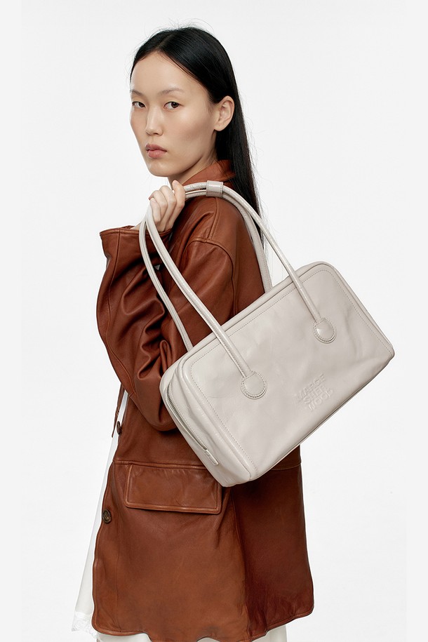 소프트 보스턴_라이트 그레이 크링클은 여성스러운 스타일을 완성하는 미디엄 사이즈의 소가죽 보스턴백입니다. 부드러운 구조감과 빈티지한 주름 디자인이 특징이며, 로고 엠보싱으로 고급스러움을 더했습니다. 숄더 스트랩, 내부 지퍼 포켓, 내부 슬립 포켓이 있어 실용적이며, 원통형 디자인으로 넉넉한 수납공간을 제공합니다. 데이트룩, 쇼핑룩, 여행룩에 모두 잘 어울리는 클래식, 미니멀, 시크 스타일의 가방으로, 사용할수록 더욱 부드러워지는 천연 가죽의 매력을 느낄 수 있습니다. 더스트백이 포함되어 있으며, 고정형 핸들과 금속 고정장치가 돋보입니다.
